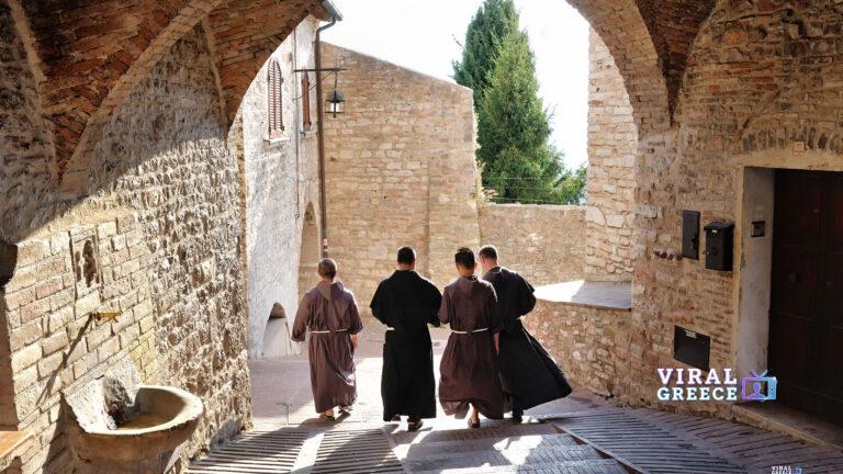 Ηγούμενος στην Τοσκάνη καλεί τους μοναχούς να εγκαταλείψουν Netflix και TikTok: «Τα κελιά δεν είναι κινηματογράφος» shutterstock_1011884242