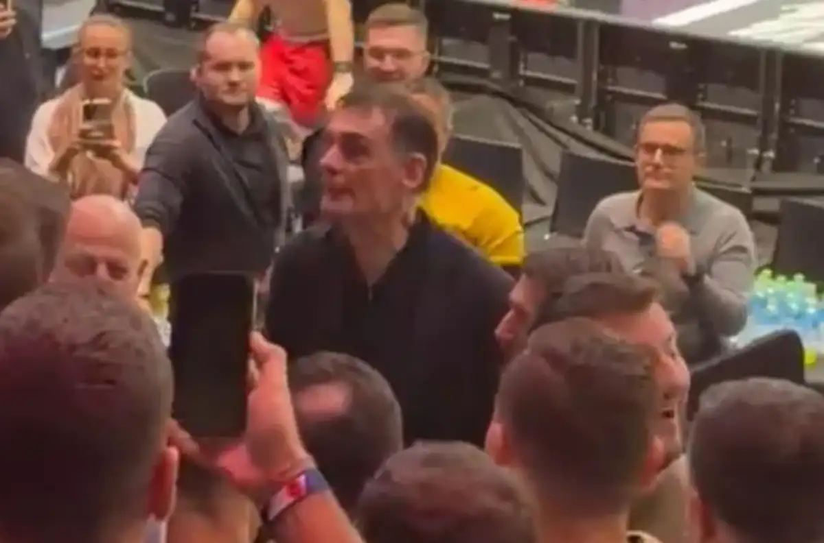 Ένταση με Μπαρτζώκα και Έλληνα οπαδό στο Ντουμπάι – Ανέβηκε στην κερκίδα ο προπονητής του Ολυμπιακού stigmiotypo-othonis-2026-02-03-205123