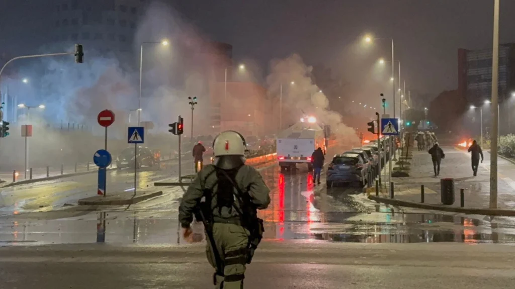 Σοβαρά επεισόδια στο ΑΠΘ μετά από παράνομο πάρτι – 313 προσαγωγές και τραυματισμός αστυνομικού xrwma thessaloniki apth