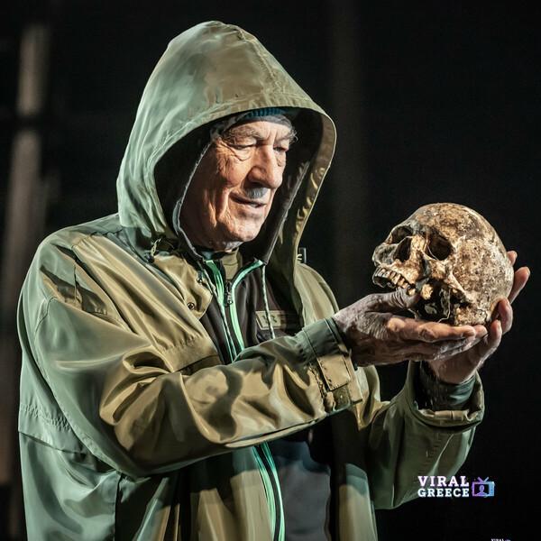 Ο Ιαν ΜακΚέλεν αμφισβητεί το «Αμνετ» της Κλόι Ζάο Ίαν-Μακ-Κέλεν-Άμλετ