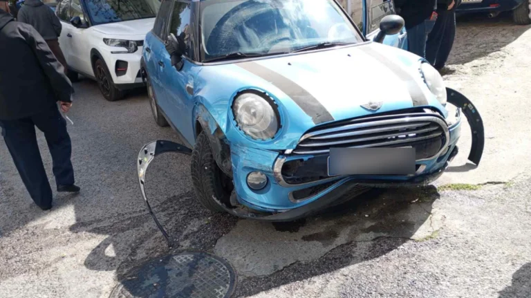 Πειραιάς: 20χρονος χωρίς δίπλωμα παρέσυρε 78χρονη και προκάλεσε ζημιές σε έξι αυτοκίνητα 20xronospeiraia_arthrou