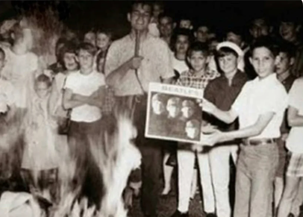 Σαν σήμερα 4 Μαρτίου 1966: Όταν ο Τζον Λένον δήλωσε ότι οι Beatles είναι «πιο δημοφιλείς από τον Χριστό»