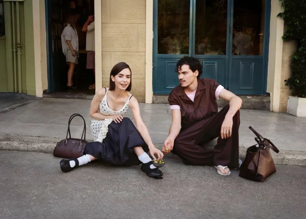 Lily Collins: Το μυστήριο της επίσκεψης της στην Αθήνα λύθηκε  – Τα γυρίσματα διαφήμισης στην Ελλάδα