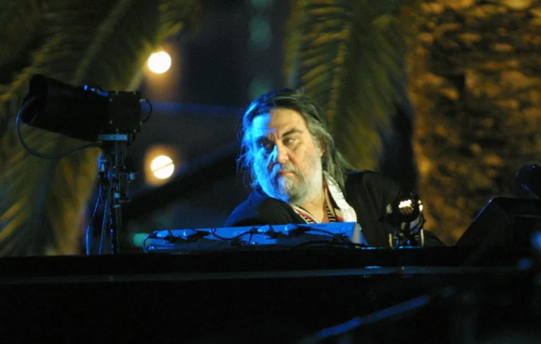 Σαν σήμερα 31 Μαρτίου 1982: Ο Βαγγέλης Παπαθανασίου κατακτά το Όσκαρ για το Chariots of Fire mara-1390-22.jpg