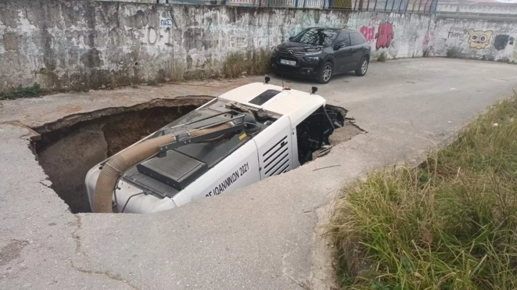 Ιωάννινα: Καθίζηση δρόμου έξω από σχολικό συγκρότημα – Όχημα καθαριότητας βρέθηκε στο κενό
