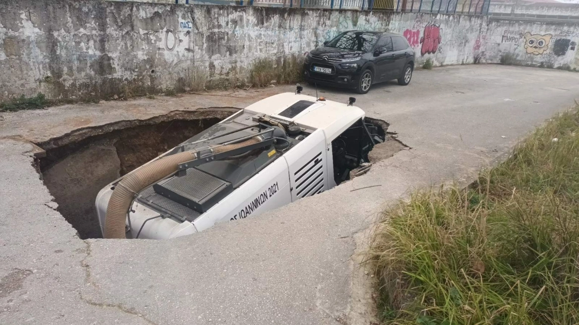 Ιωάννινα: Καθίζηση δρόμου έξω από σχολικό συγκρότημα – Όχημα καθαριότητας βρέθηκε στο κενό oxima-dhmoy