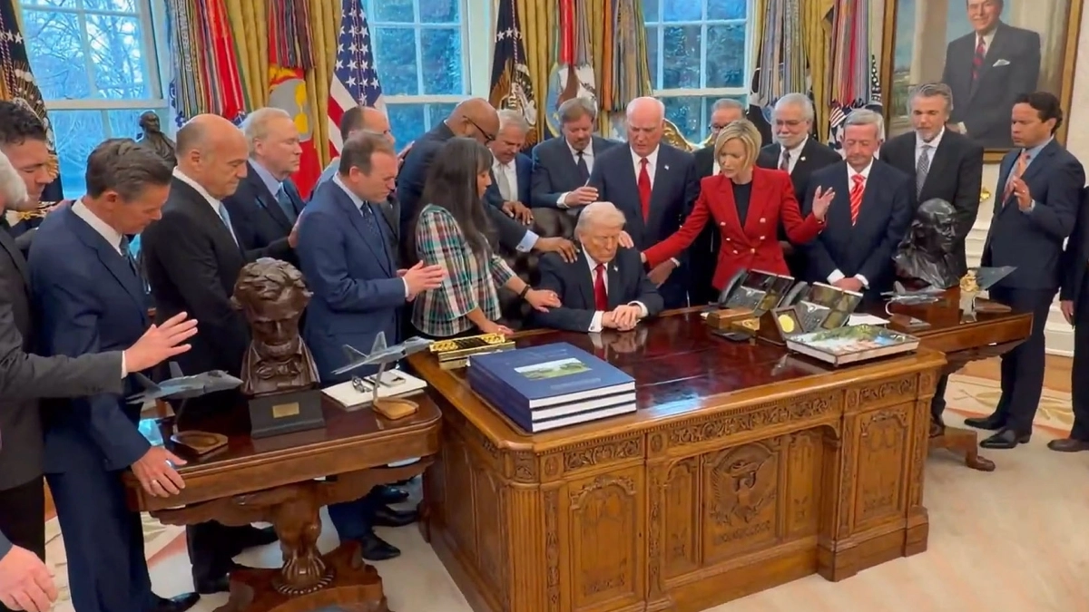 Viral βίντεο με τον Τραμπ στον Λευκό Οίκο: Προσευχή ευαγγελικών πάστορων προκαλεί αντιδράσεις pastores