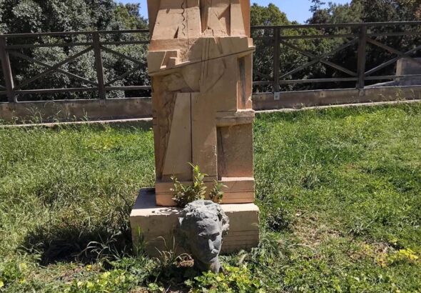 Αποκεφάλισαν την προτομή του Νίκου Ξυλούρη στο Ηράκλειο – Πλήγμα στον πολιτισμό μέσα από το σκοτάδι του βανδαλισμού (video) 675452860_10242439972362894_8632931846682931708_n