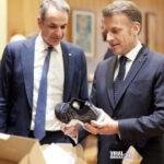 Το δώρο-έκπληξη στον Μακρόν: «Τι είναι αυτά;» – Η αντίδραση που έγινε viral