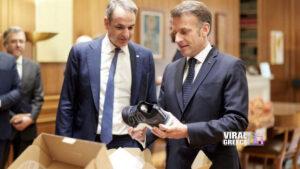 Το δώρο-έκπληξη στον Μακρόν: «Τι είναι αυτά;» – Η αντίδραση που έγινε viral
