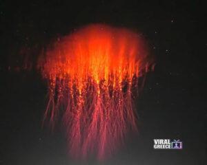 Σπάνιο φαινόμενο στον ουρανό: Φωτογράφος κατέγραψε «κόκκινο φωτοστέφανο» πάνω από καταιγίδα