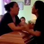 Χάος σε κηδεία στο Μεξικό – Πιάστηκαν στα χέρια πάνω από το φέρετρο ( VIDEO ) kideia-2