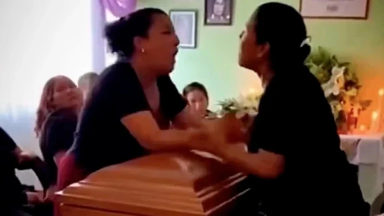 Χάος σε κηδεία στο Μεξικό – Πιάστηκαν στα χέρια πάνω από το φέρετρο ( VIDEO ) kideia-2