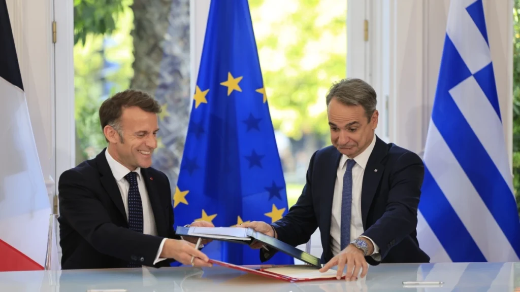 Ελλάδα – Γαλλία: Υπογράφηκαν 9 συμφωνίες στο Μέγαρο Μαξίμου – Ενίσχυση στρατηγικής συνεργασίας