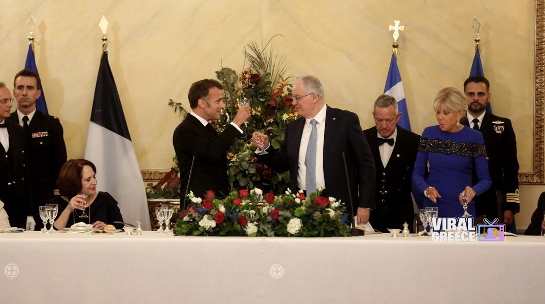 Το «Ελλάς-Γαλλία-Συμμαχία» είναι σήμερα πιο επίκαιρο από ποτέ είπε ο Μακρόν στα ελληνικά στο δείπνο Τασούλα στο προεδρικό