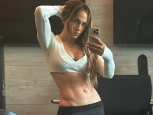 Τζένιφερ Λόπεζ: Εντυπωσιάζει με το σώμα της στα 56 