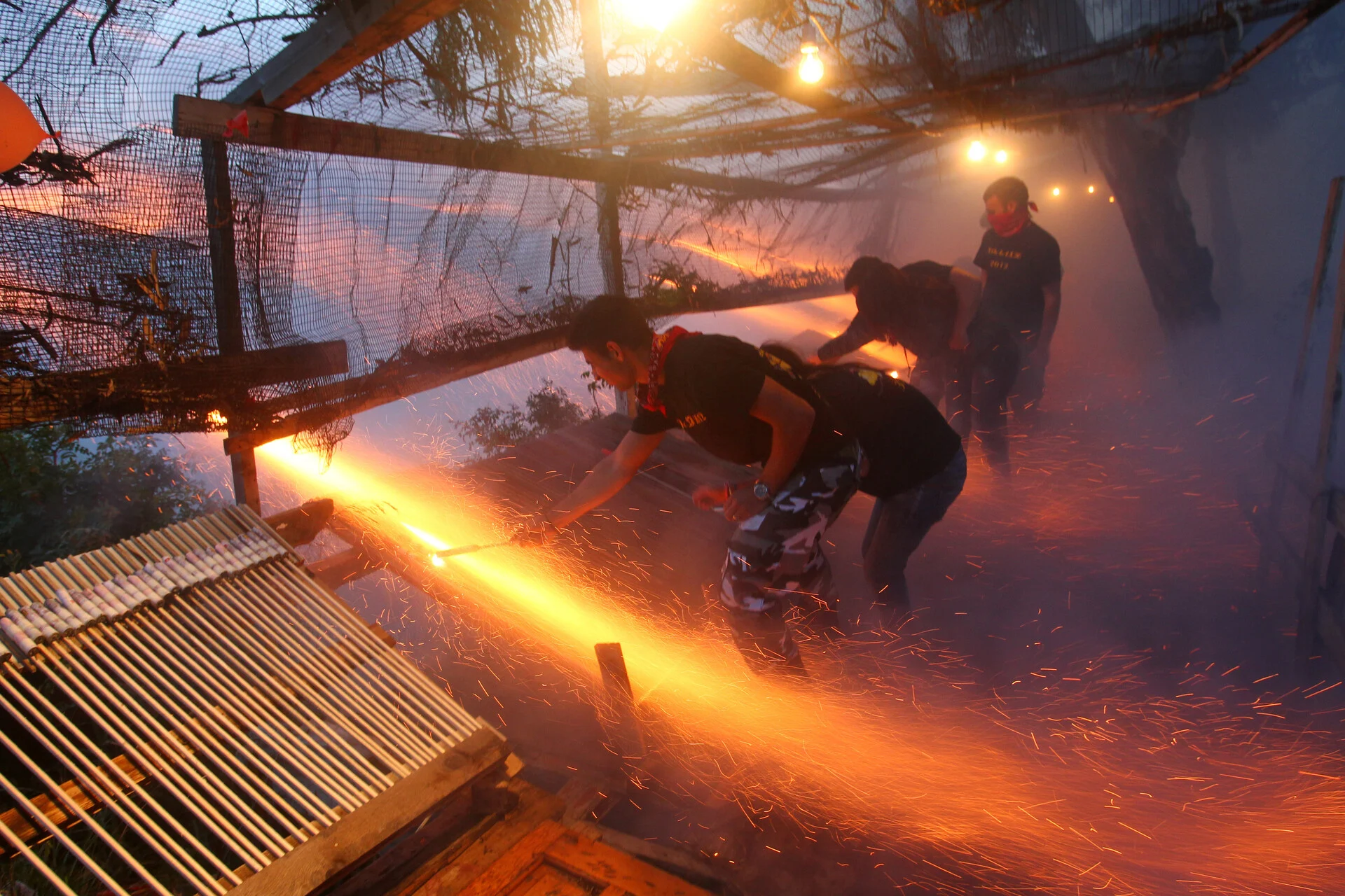 Χίος: Σοβαρά εγκαύματα σε 4 άτομα από έκρηξη κατά την κατασκευή ρουκετών xios-rouketes-egkaumata-traumaties.jpg