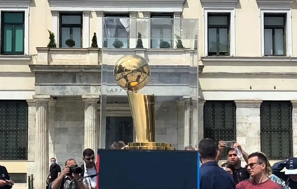 Το τρόπαιο του NBA στην Αθήνα – Ο κόσμος φωτογραφίζεται με το Larry O’Brien Trophy στην Πλατεία Κοτζιά