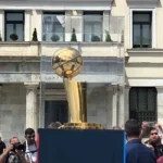 Το τρόπαιο του NBA στην Αθήνα – Ο κόσμος φωτογραφίζεται με το Larry O’Brien Trophy στην Πλατεία Κοτζιά