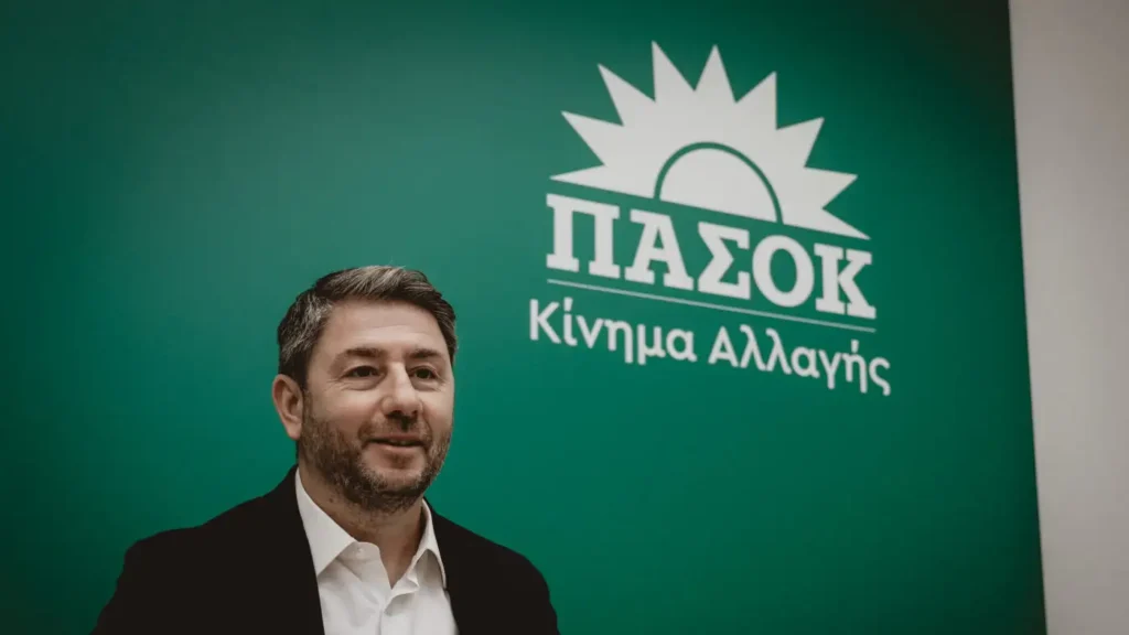 ΠΑΣΟΚ κατά Τσίπρα: Καταγγέλλει «χειραγώγηση» μέσω δημοσκοπήσεων και στήριξη από ισχυρά συμφέροντα