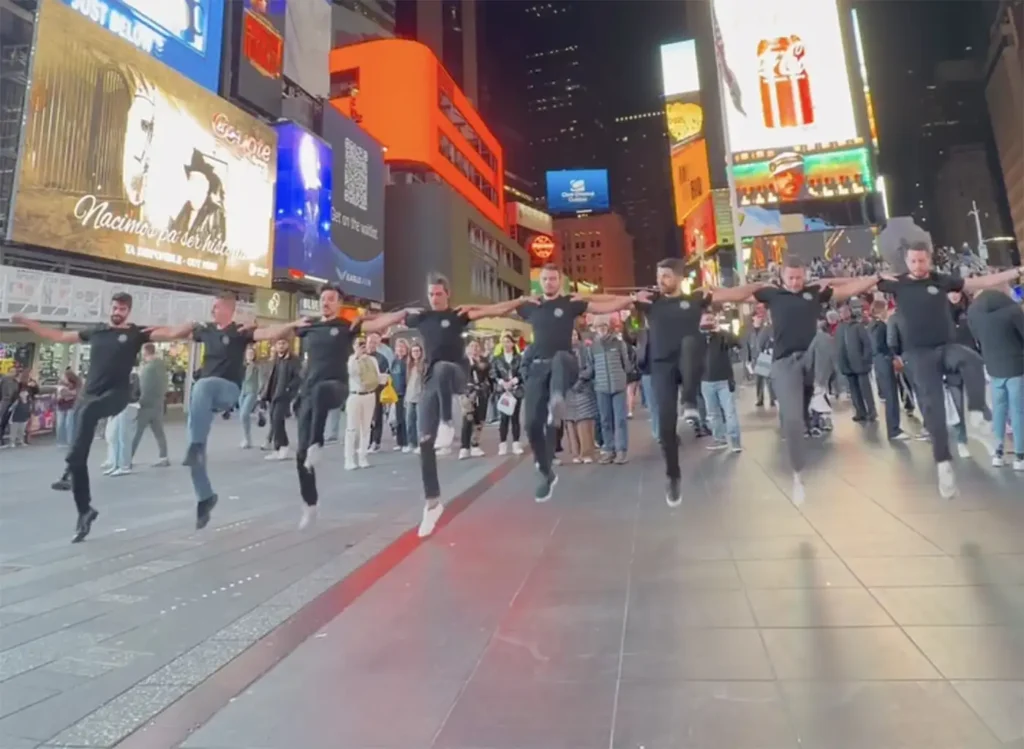 Ελληνικός σύλλογος χόρεψε πεντοζάλι στην Times Square