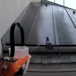 Έφτιαξε αυτόνομο νεροπίστολο με τεχνητή νοημοσύνη για να διώχνει περιστέρια από το μπαλκόνι του