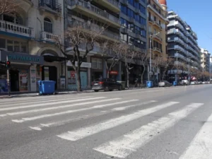 Θεσσαλονίκη: Συναγερμός μετά τον εντοπισμό πτώματος σε φεγγίτη εμπορικού κέντρου στην Τσιμισκή