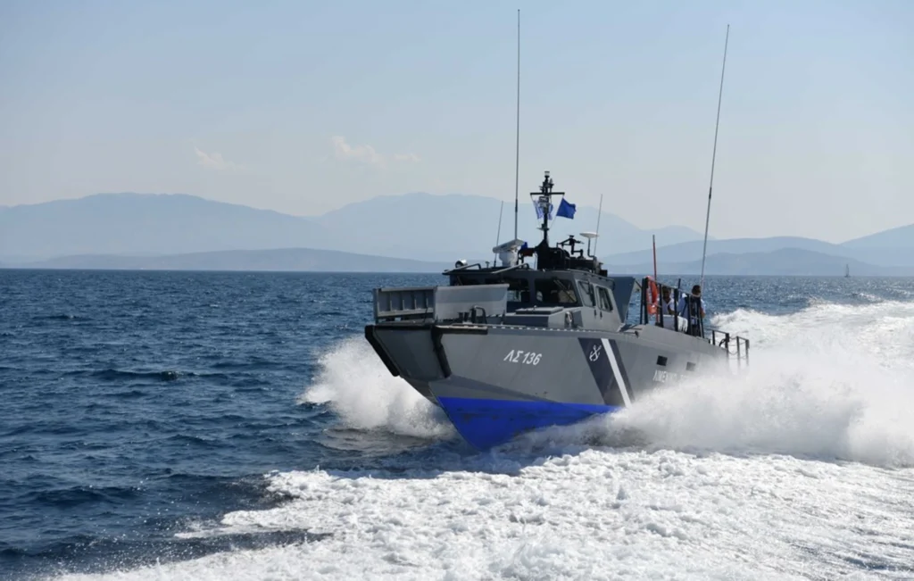 Εντοπίστηκε λέμβος με 32 μετανάστες νότια των Καλών Λιμένων