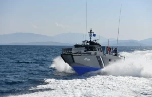 Εντοπίστηκε λέμβος με 32 μετανάστες νότια των Καλών Λιμένων