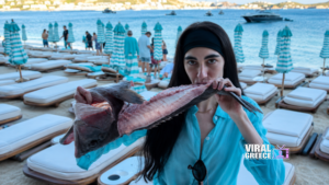 Μύκονο: Ιταλίδα μοντέλο δάγκωσε ωμό ψάρι στο Nammos και έγινε viral – «Χάνιμπαλ», γράφουν στα social media ( VIDEO )