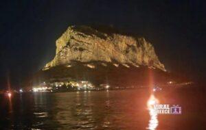 Φωτίστηκε ο ιστορικός βράχος της Μονεμβασιάς – Ένα νέο έργο ανάδειξης του μνημείου