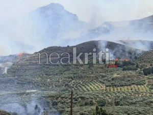 Σε εξέλιξη η μεγάλη πυρκαγιά στο νότιο Ρέθυμνο – Νέες εκκενώσεις, μάχη με τις φλόγες και κύμα αλληλεγγύης (video)