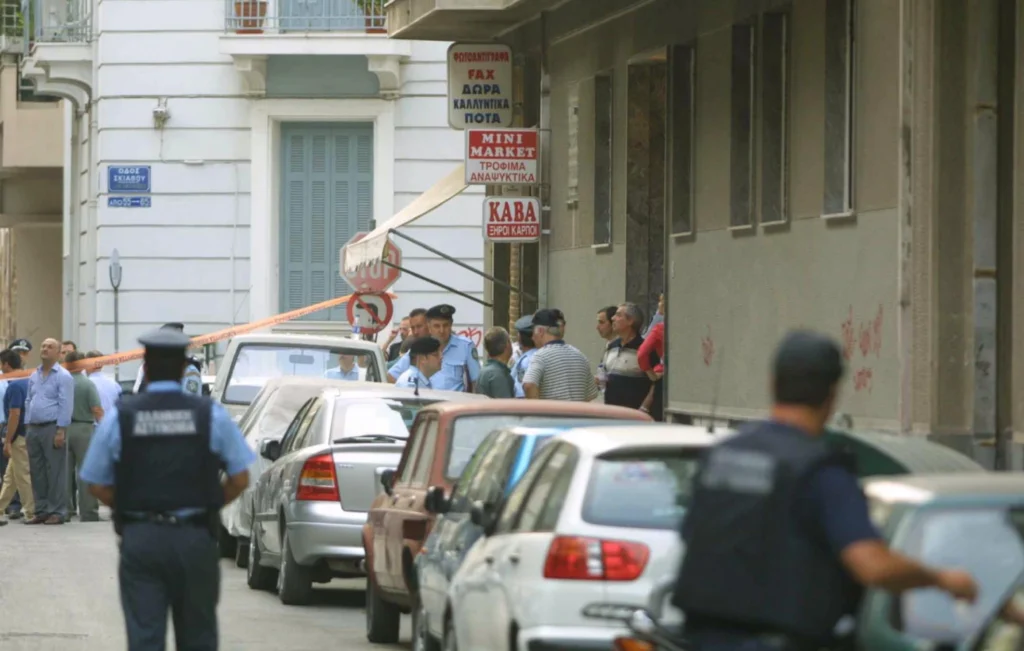 Σαν σήμερα: 3 Ιουλίου 2002 – Η ανακάλυψη της γιάφκας της 17 Νοέμβρη στα Πατήσια που οδήγησε στην εξάρθρωσή της