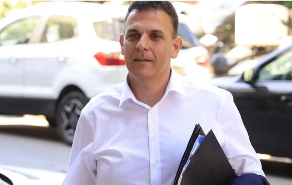 Γιώργος Καραμέρος: Παραιτείται από βουλευτής και αποχωρεί από τον ΣΥΡΙΖΑ – Επιστρέφει την έδρα στο κόμμα