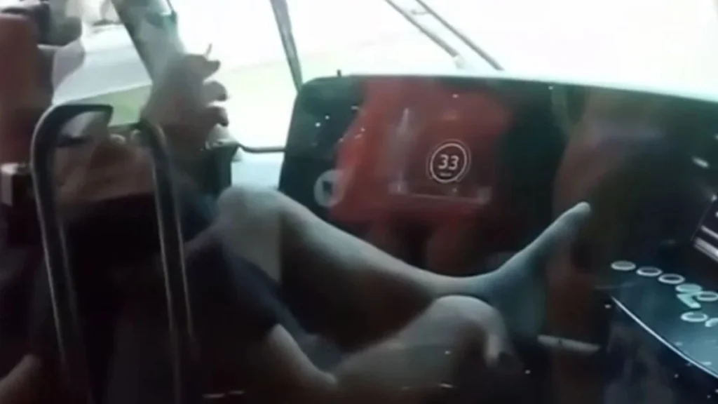 odigos tram Viral Greece