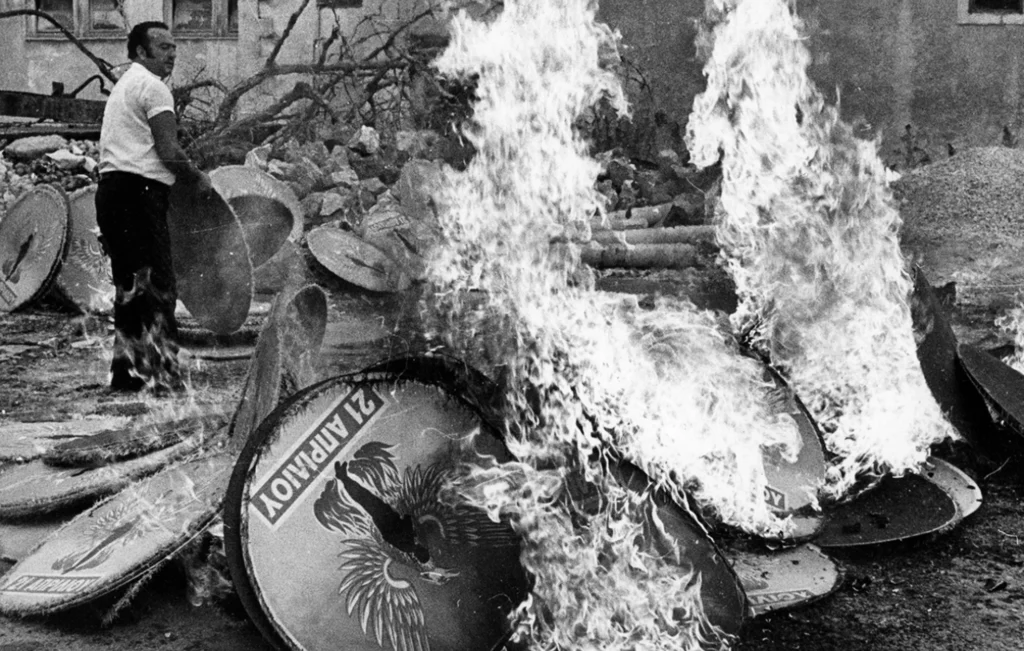 Σαν σήμερα, 24 Ιουλίου 1974: Η Δημοκρατία επιστρέφει στην Ελλάδα