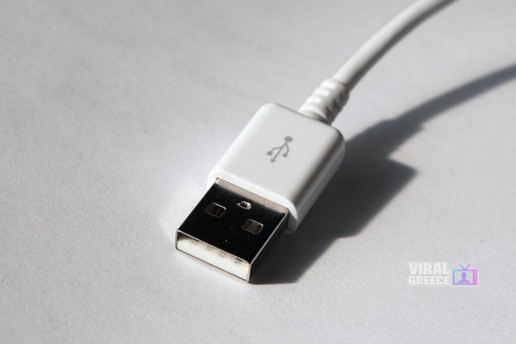 Τι σημαίνει η μωβ θύρα USB; Δεν είναι μόνο θέμα χρώματος