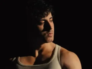 I Play Rocky: Ο Άντονι Ιπολίτο γίνεται Σιλβέστερ Σταλόνε στην ιστορία πίσω από τη δημιουργία του «Ρόκι»