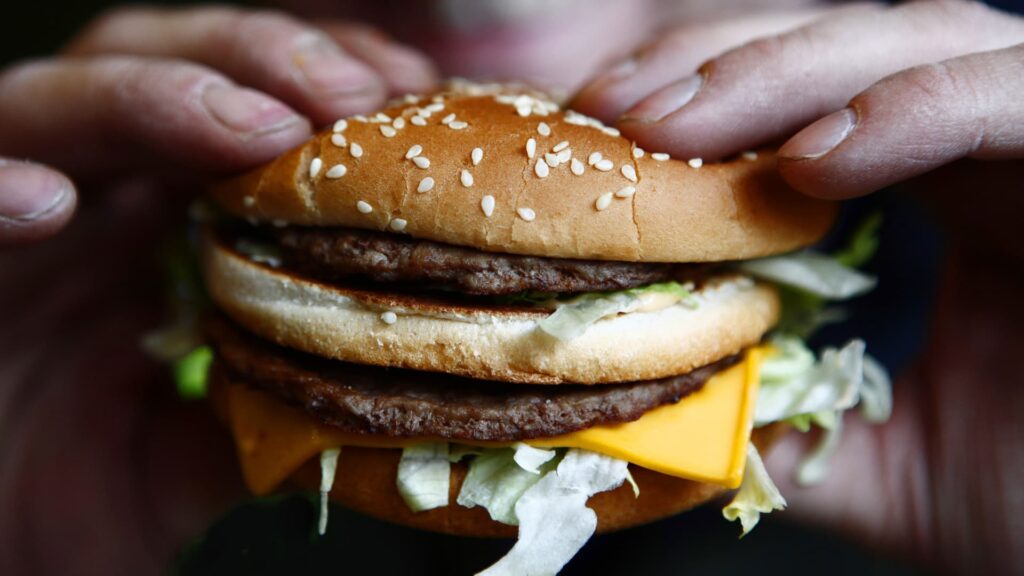 Πόσα Big Macs αγοράζει ο μέσος Έλληνας εργαζόμενος – Τι δείχνει ο δείκτης McWages