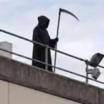 Ουαλία: Ντυμένος σαν «Χάρος» ανέβηκε στην οροφή νοσοκομείου και προκάλεσε αναστάτωση