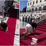 Γιώργος Ντάβλας: Γονατιστός στην Παναγία της Τήνου – «Δεν είναι όλα για τα social media»