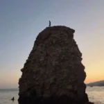 Σε αυτόν τον βράχο της Μήλου ανέβηκε ο 33χρονος τουρίστας – Μεγάλη επιχείρηση για τον απεγκλωβισμό του