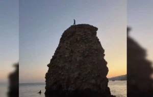 Σε αυτόν τον βράχο της Μήλου ανέβηκε ο 33χρονος τουρίστας – Μεγάλη επιχείρηση για τον απεγκλωβισμό του