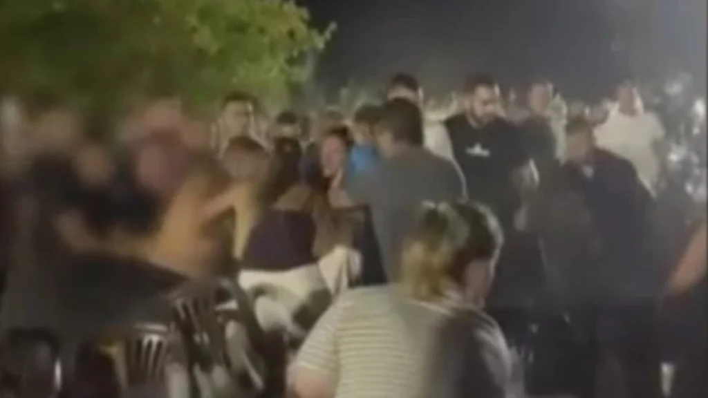 Αντίρριο: Καβγάς διέκοψε πανηγύρι – Καρέκλες και τραπέζια εκτοξεύονταν ανάμεσα στους θαμώνες ( VIDEO )