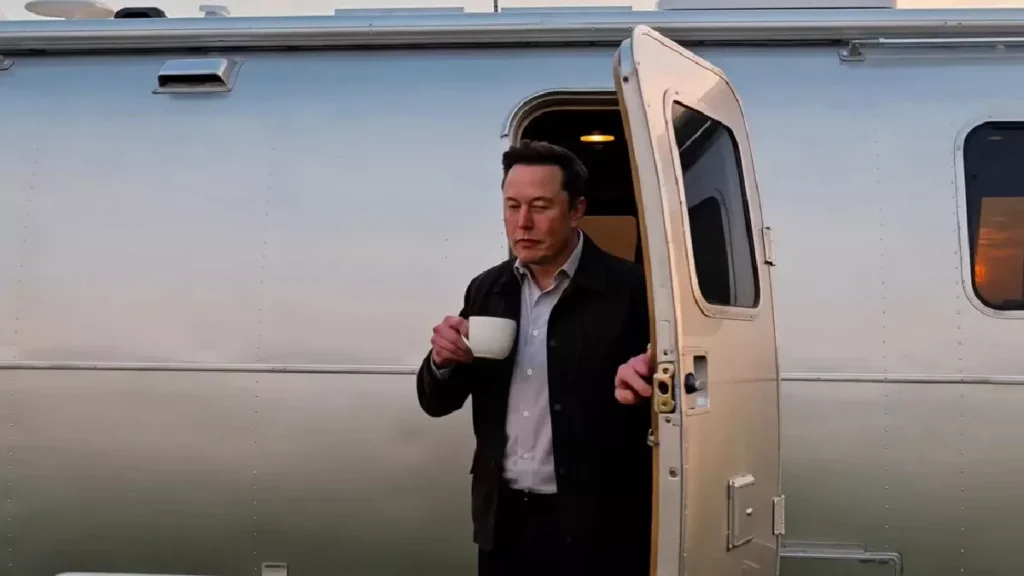 260918114259 Musk airstrem 2 2 Viral Greece