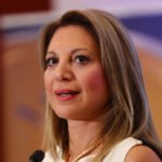 Καρυστιανού για Μαζωνάκη και «κβαντική ιατρική»: «Είναι δουλειά του πολίτη να κάνει τον Σέρλοκ Χολμς;»