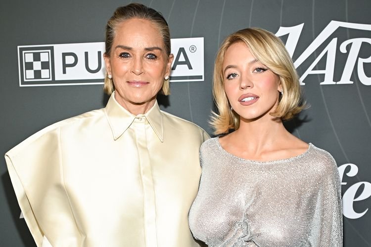 Sharon Stone and Sydney Sweeney at Varietys 2025 Power of Women 103025 92968d122b904b2cb985ee3f0fbd6254 Viral Greece Σάρον Στόουν κατά Σίντνεϊ Σουίνι: «Πρέπει να αναλάβει την ευθύνη» – Η διαφήμιση που άναψε φωτιές