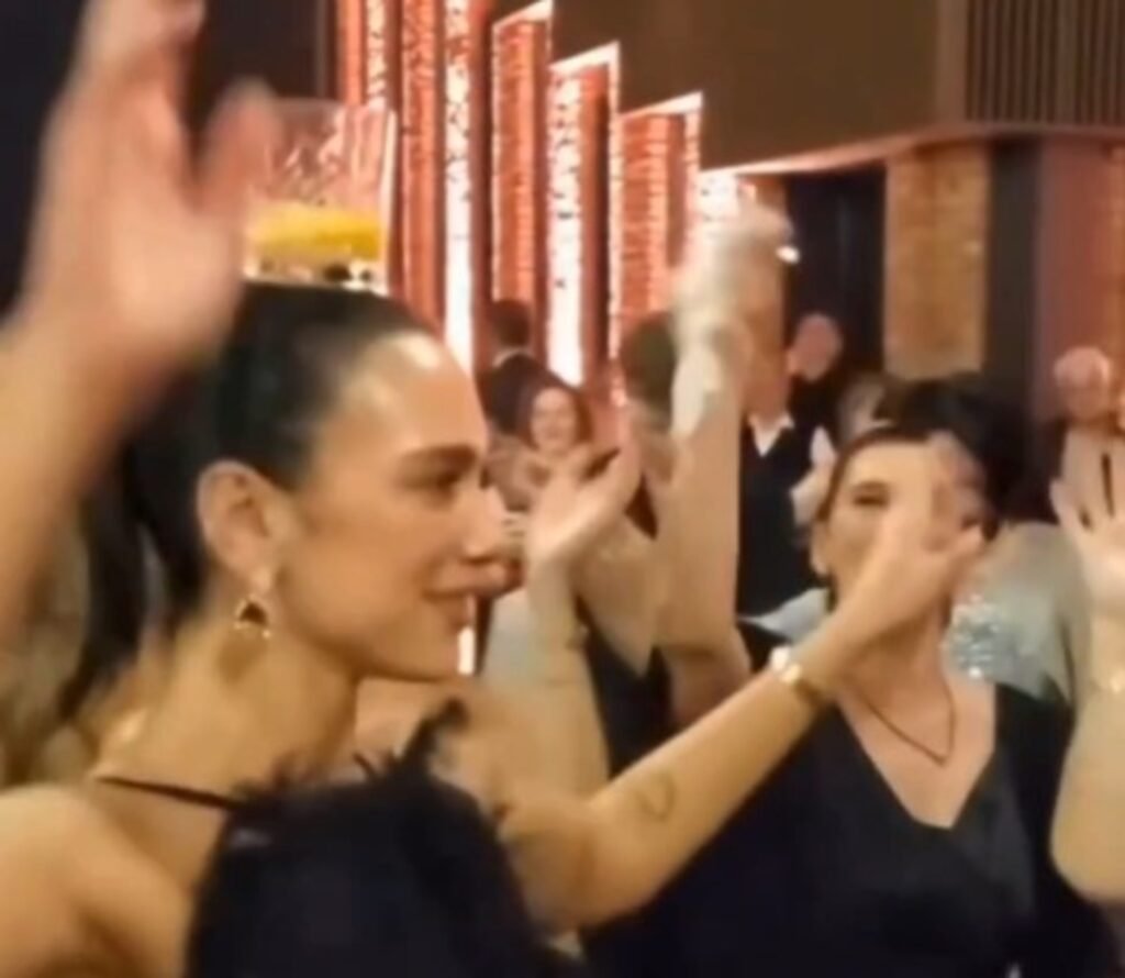 dua lipa glenti Viral Greece Ντούα Λίπα: «Τα έσπασε» σε γάμο στο Κόσοβο – Ο χορός με το ποτήρι στο κεφάλι