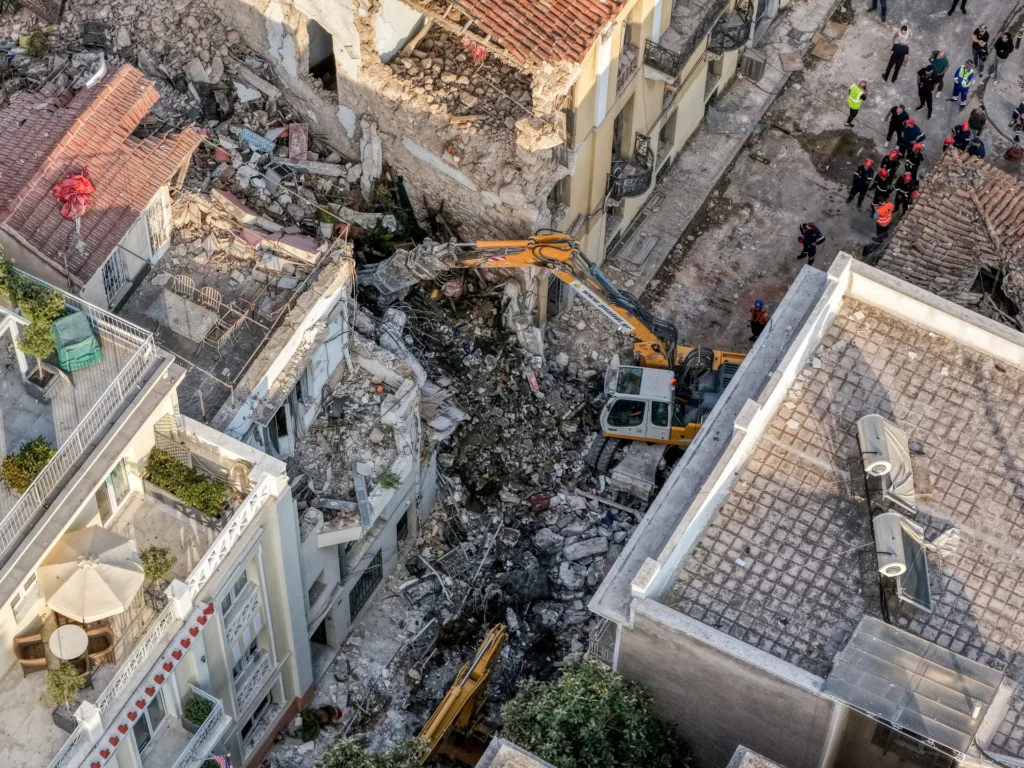 ekrixi plaka tesseris soroijpg Viral Greece