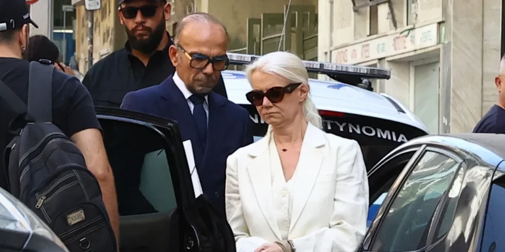 giatroi mazonaki astynomia fylakasjpg Viral Greece